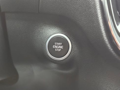 Used 2025 Volvo XC40 B5 Plus image 28