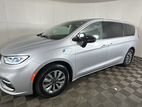 Used 2024 Chrysler Pacifica Limited FWD image 7