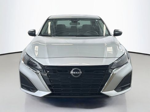 Used 2024 Nissan Altima 2.5 SV FWD image 2