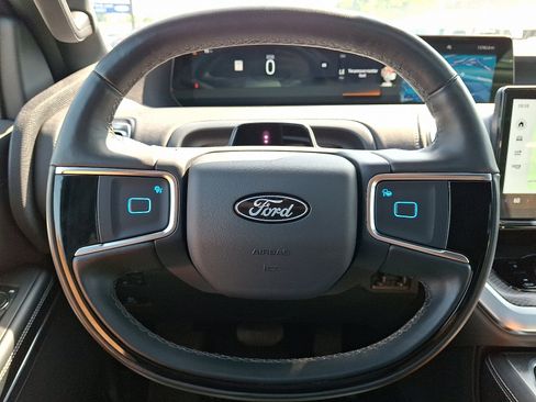 Used 2025 Ford Expedition Platinum w/ Stealth Performance Package AWD/4WD image 19