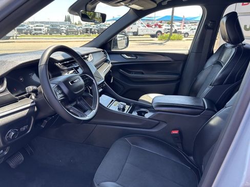 New 2025 Jeep Grand Cherokee L Laredo image 6