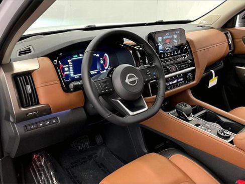 New 2025 Nissan Pathfinder Platinum image 6