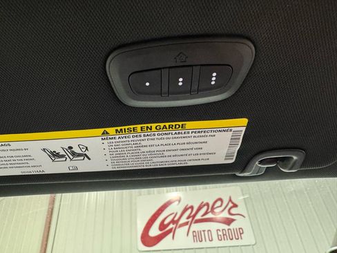 Used 2025 Chrysler Pacifica Select FWD image 18