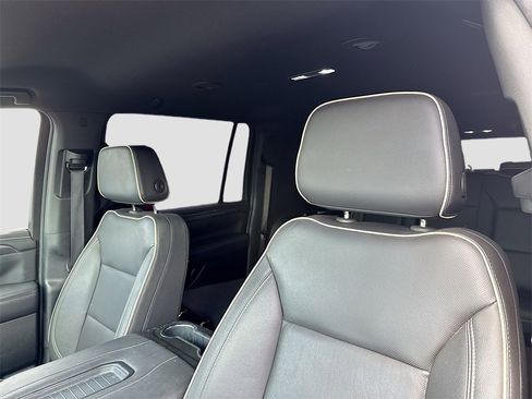 Used 2024 GMC Yukon XL SLT w/ SLT Luxury Package image 13