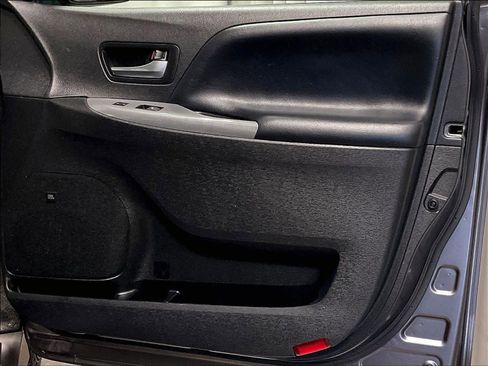 Used 2020 Toyota Sienna SE w/ SE Preferred Package image 12