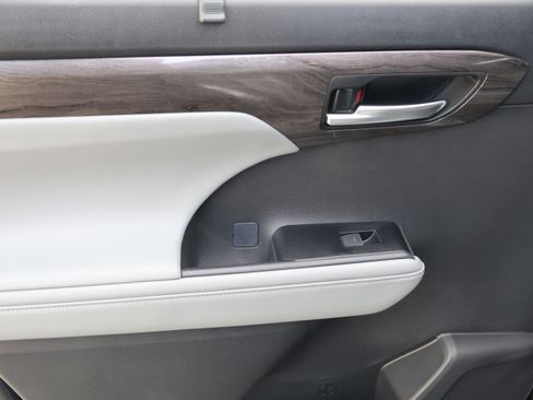 Used 2025 Toyota Highlander Limited image 36