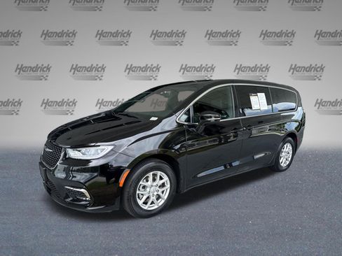 Used 2025 Chrysler Pacifica Select FWD image 4