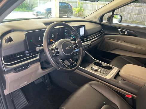 Certified 2025 Kia Carnival LXS FWD image 6