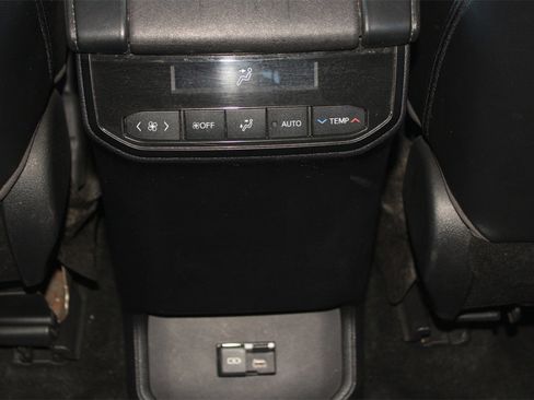 Used 2023 Toyota Highlander XLE image 13