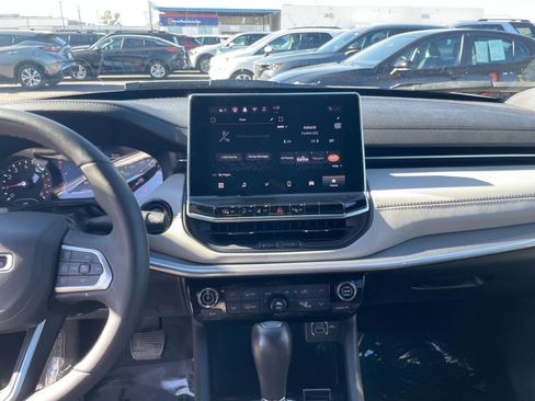 Used 2025 Jeep Compass Limited image 18
