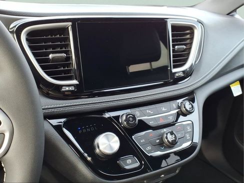 New 2026 Chrysler Pacifica Select image 21