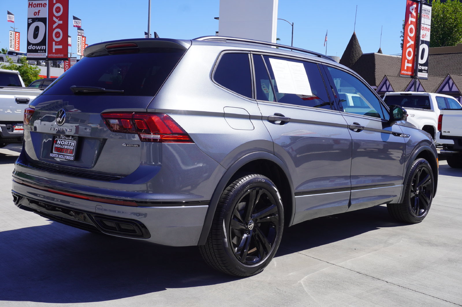 Used 2023 Volkswagen Tiguan SE R-Line AWD/4WD image 4