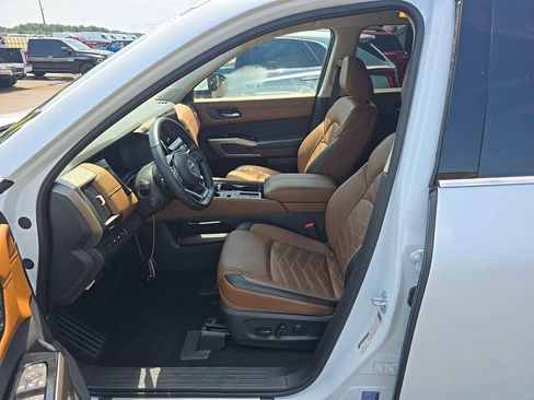 Used 2025 Nissan Pathfinder Platinum FWD image 7