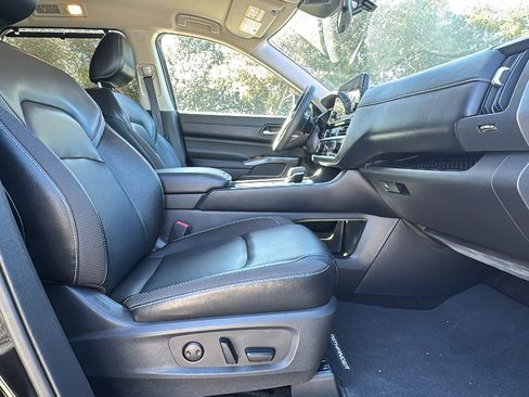 Used 2023 Nissan Pathfinder SL w/ Black Appearance Package image 28