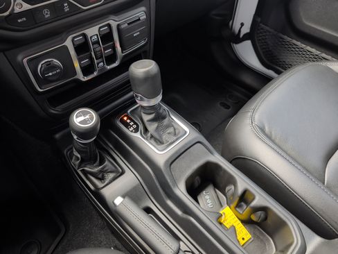 Used 2023 Jeep Wrangler Unlimited Sahara image 25