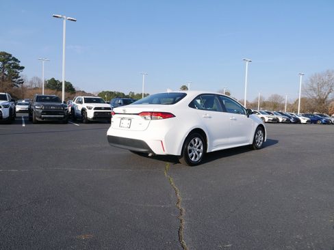 Used 2025 Toyota Corolla LE image 4