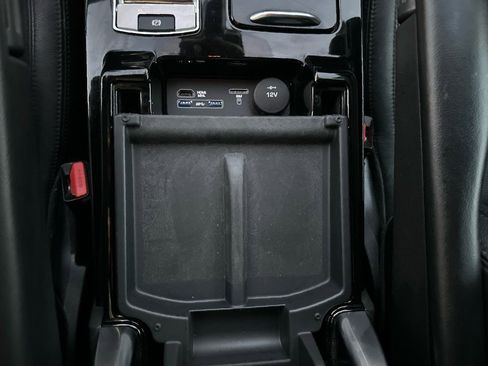 Used 2017 Land Rover Discovery HSE image 29