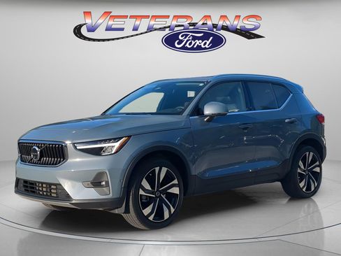 Used 2023 Volvo XC40 B5 Plus w/ Protection Package Premier AWD/4WD image 1