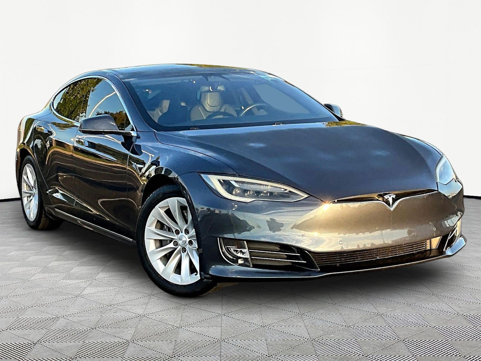 Used 2017 Tesla Model S 60 RWD image 3