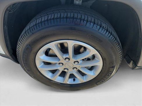 Used 2022 Jeep Grand Cherokee Laredo E image 9