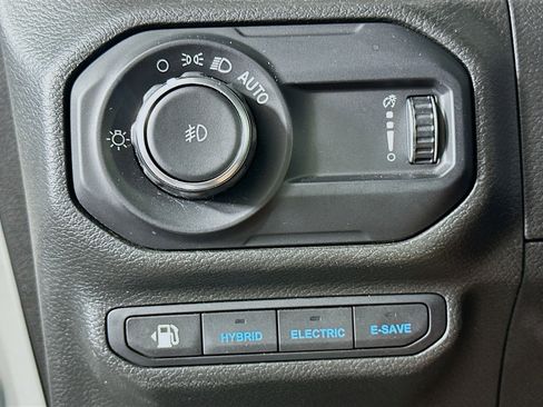 Used 2023 Jeep Wrangler Sahara w/ Cold Weather Group AWD/4WD image 17