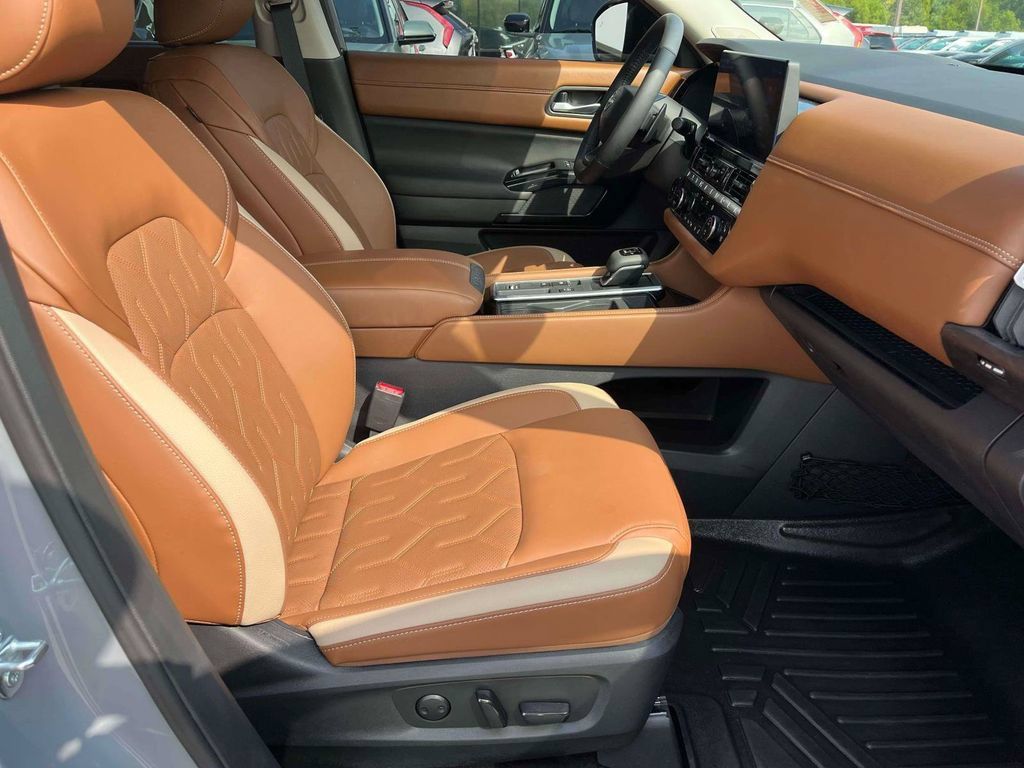 Used 2026 Nissan Pathfinder Platinum FWD image 13