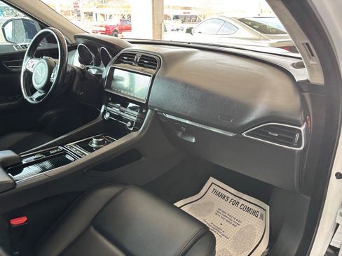 Used 2019 Jaguar F-PACE Premium image 28