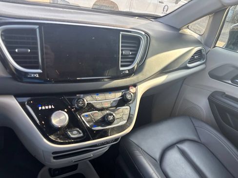 Used 2024 Chrysler Pacifica Touring-L FWD image 14