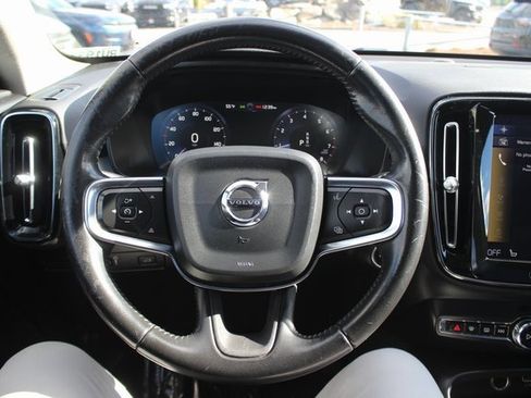 Used 2019 Volvo XC40 T5 Momentum image 12