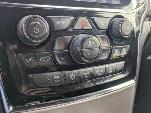 Used 2019 Jeep Grand Cherokee Altitude image 17