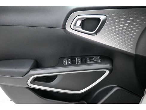 Used 2025 Kia Soul LX image 27
