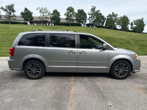 Used 2017 Dodge Grand Caravan SXT FWD image 6