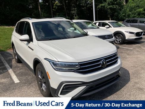 Used 2023 Volkswagen Tiguan SE w/ Panoramic Sunroof Package FWD image 1