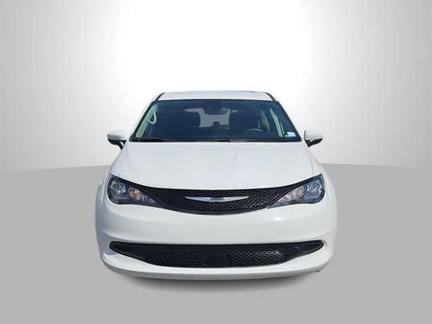 Used 2023 Chrysler Voyager LX image 3