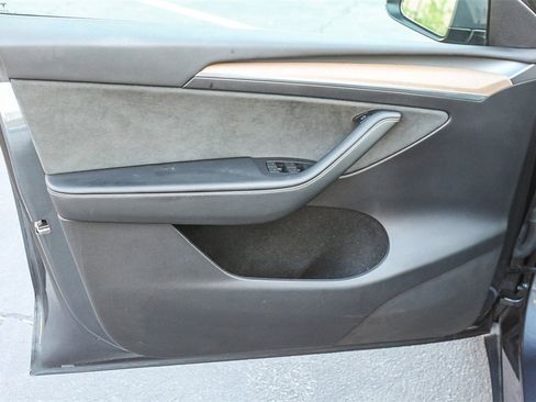 Used 2022 Tesla Model Y Long Range image 24