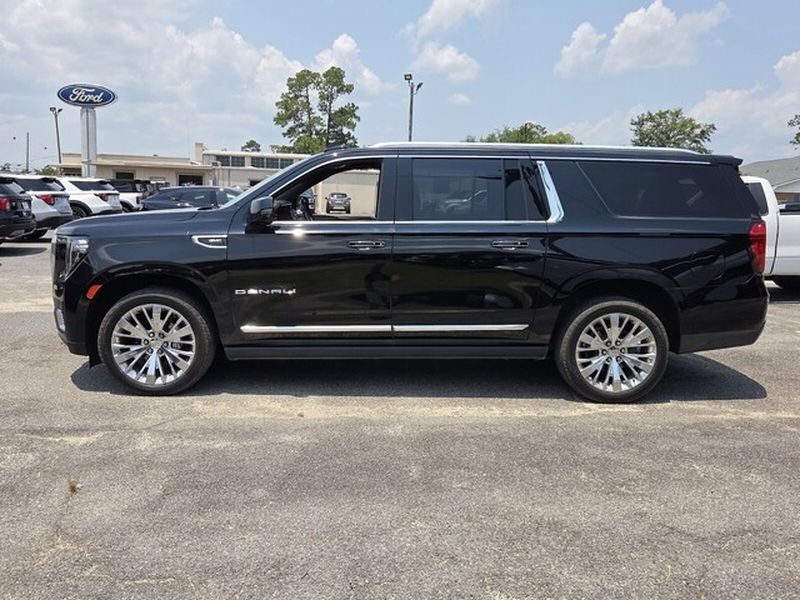 Used 2022 GMC Yukon XL Denali AWD/4WD image 5