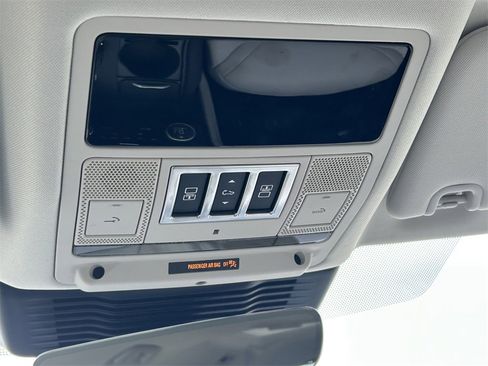 Used 2025 Land Rover Discovery S image 19