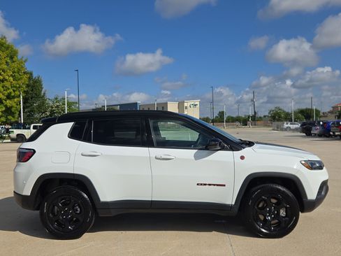 Used 2024 Jeep Compass Trailhawk AWD/4WD image 2