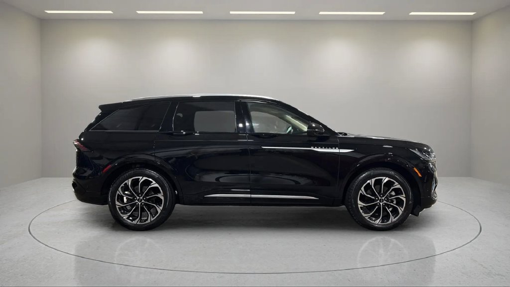 Certified 2024 Lincoln Nautilus Reserve w/ Equipment Group 202A AWD/4WD image 2