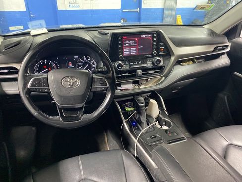 Used 2020 Toyota Highlander XLE AWD/4WD image 29