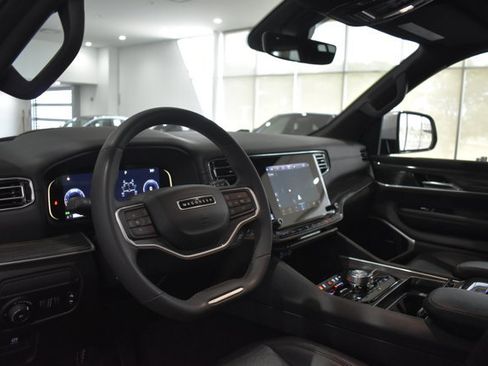 Used 2022 Jeep Wagoneer Series III AWD/4WD image 12