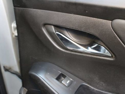 Used 2021 Chevrolet Traverse LS FWD image 12