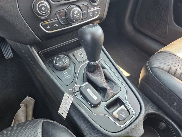 Used 2022 Jeep Cherokee Trailhawk w/ Premium Leather Package AWD/4WD image 18