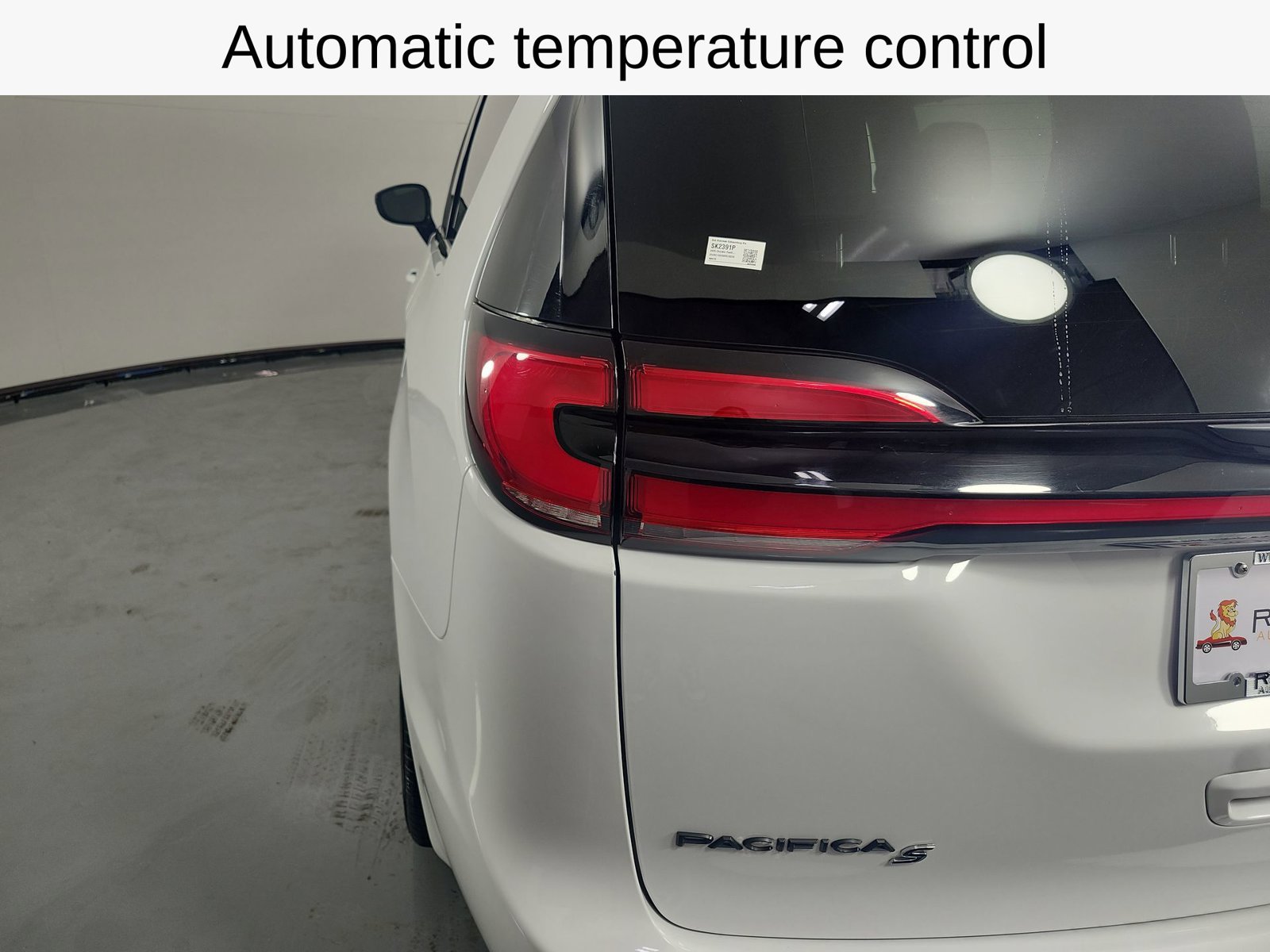 Used 2025 Chrysler Pacifica Limited FWD image 31