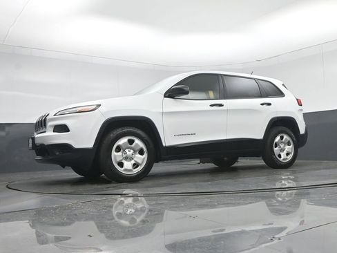 Used 2017 Jeep Cherokee Sport w/ Cold Weather Group AWD/4WD image 50