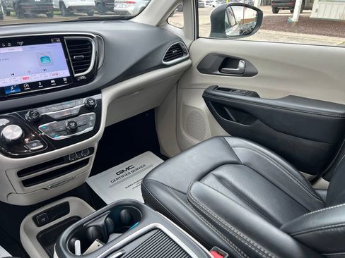 Used 2023 Chrysler Pacifica Touring-L FWD image 34