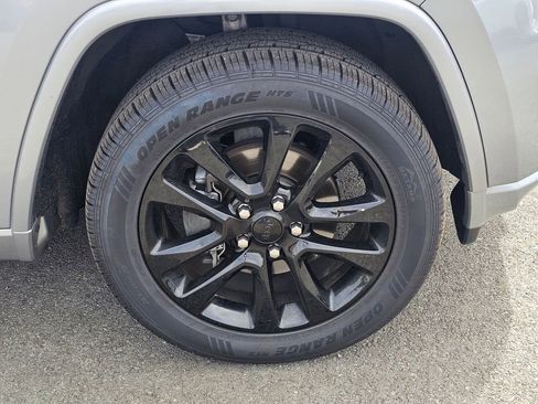 Used 2020 Jeep Grand Cherokee Altitude AWD/4WD image 31