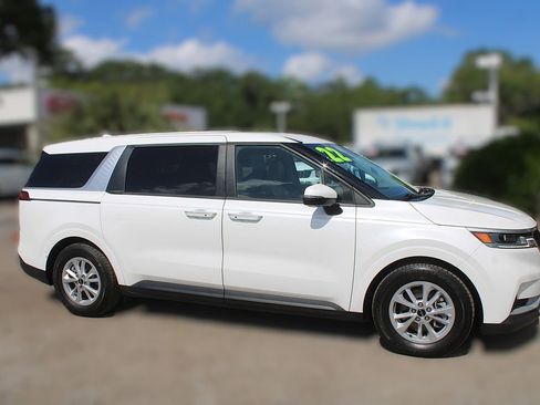 Used 2022 Kia Carnival LX FWD image 4