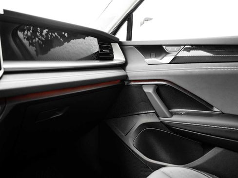 New 2026 Volkswagen Tiguan SE image 33