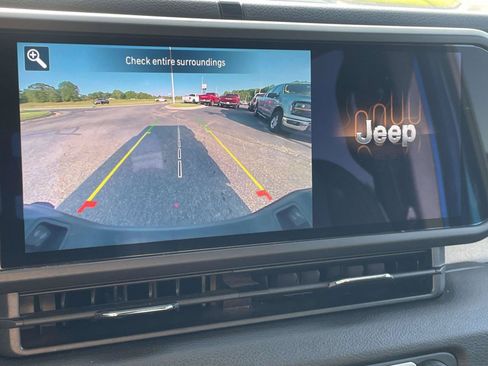 Certified 2024 Jeep Gladiator Sport AWD/4WD image 17